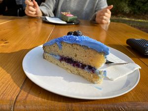 Vanilla cake with blue spirulina / blueberries  at Creativa in Ingolstadt