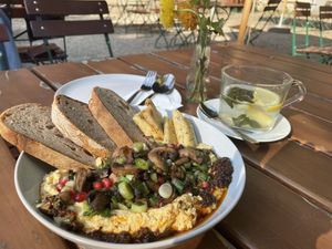 2  Besuch und gleich gute Qualität! Hummus Teller sehr schön interpretiert! 👌🏻😋  at Creativa in Ingolstadt