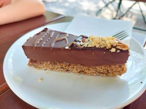 'Ferrero Tart' with hazelnut, coconut, walnut, maple syrup, dates, cocoa, agave (6.5€) at Creativa in Ingolstadt