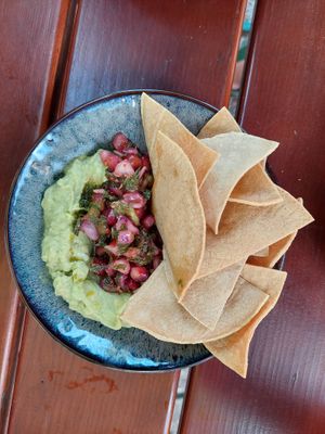 'Guacamole' with mint pomegranate, pico de gallo (salsa), wild garlic oil, served with tortilla chips (9€) at Creativa in Ingolstadt
