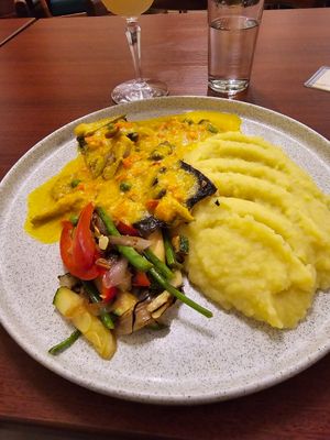 Filete norteño with crunchy veggies & puree at Florencia - Vegan Kitchen in Lima