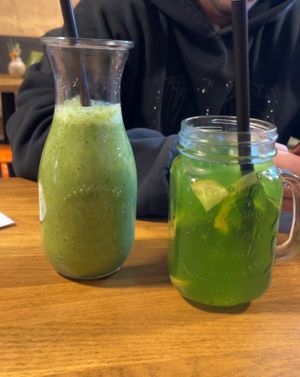 Avocado Dreams Smoothie und Full Moon Tea, beides sehr lecker   at Bowli  in Euskirchen