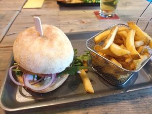 Falafel-Burger mit Pommes at Nyce Guys in Geestland