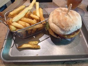 Greengarden-Burger mit Pommes at Nyce Guys in Geestland