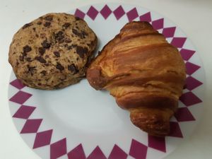 Wallnut and chocolate (mega)cookie and croissant at La Barra Dulce in Madrid