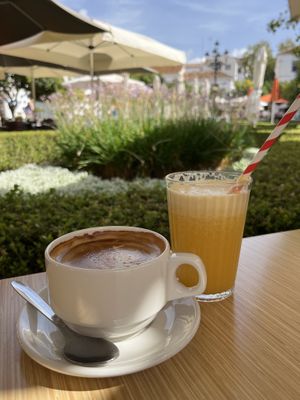 Kaffee mit Sojamilch und frisch gepresster Saft   at Churrería Ramón in Malaga