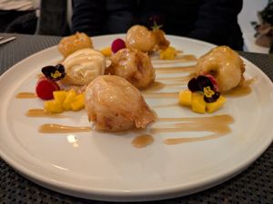 Crispy banana dessert with vegan caramel sauce at Restaurante Céu in Faro