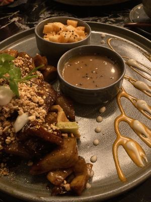 Vegane Ente mit lecker Sauce und Rettichsalat  at Bless in Hamburg