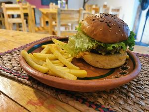 Hamburguesa de lentejas at Kuyen in Puebla