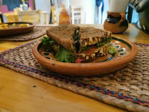 Sandwich de hummus at Kuyen in Puebla