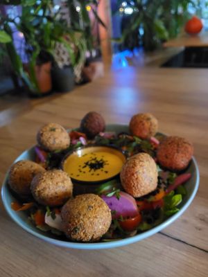 Falafel with salad and vegan curry mayo at Neobistro Ferment in Kielce
