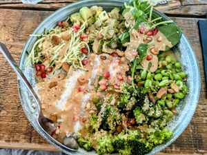 Bowl mit Sushi Reis, Brokkoli, Spinat, Edamame und Zucchini at Henry's Sandbar & Restaurant in Kerpen