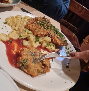 Sellerieschnitzel con Kartoffelsalat at Haus Unkelbach in Cologne