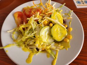 Salatteller vom Buffet mit veganer Senfsoße at Continent in Karlsruhe