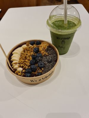 Acai bowl and green smoothie at BLL - The Budda Bowl Project - Departures in Billund