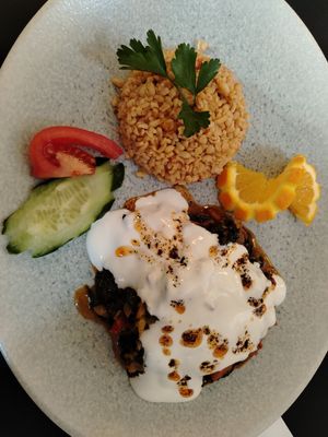 Spinaci speziati al pomodoro con salsa yogurt e bulgur pilaf (piatto del giorno) at Anatolia in Basel