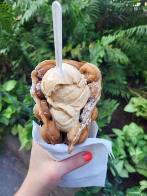 Bubble waffle with vegan snickers and nougat ice cream at Berry's - Charco in Tenerife