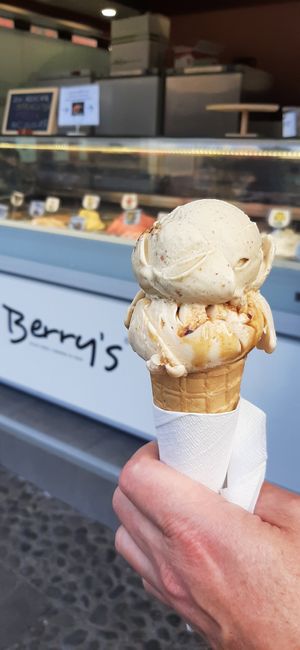 Snickers und Pistazie vegan at Berry's - Charco in Tenerife