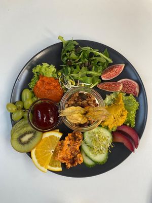 Gemischtes Frühstück mit Brötchen, 2 Gemüse-Aufstriche, Tomatenbutter, Marmelade, selbstgemachtem Granola mit veganem Joghurt, Rohkost und Obst  at Café Warenannahme  in Hannover