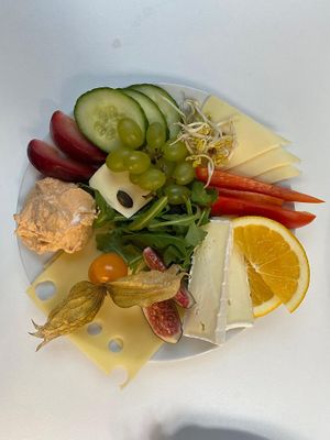 Käse Frühstück: Brötchen, Weichkäse, 2 Käsesorten, Pesto-Frischkäse, Rohkost und Obst  at Café Warenannahme  in Hannover