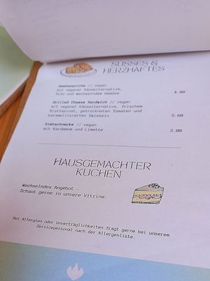 quiche, cheese sandwich, cinnamon buns and cake are vegan at Café Warenannahme  in Hannover