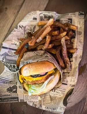 HASHBROWN BURGER : 
Galette de pdt hachée croustillante, tranche végétales fondante, aubergines rôties au curry, pickles maison, salade, sauce bbq  et mayo maison at Madrediosa in Montpellier