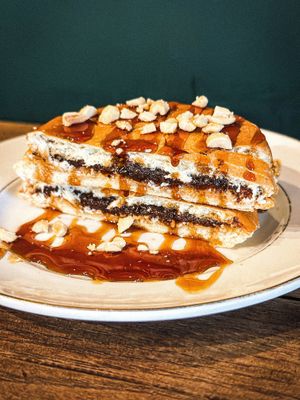 DESSERT DU MOIS : 
"Le Snickers" 
Peanut butter, pâte à tartiner au chocolat maison, coulis de caramel et cacahuètes grillées et salées at Madrediosa in Montpellier