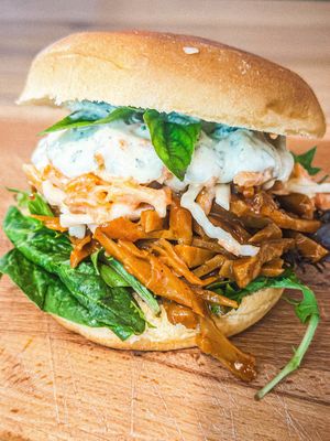 BURGER DU MOIS
Émincé laqué, mayo basilic & basilic thaï at Madrediosa in Montpellier