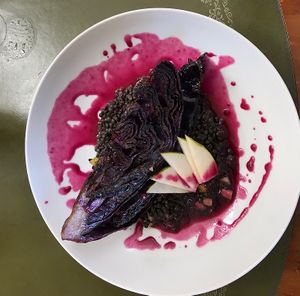 Geschmorter Rotkohlkopf auf lauwarmen Belugalinsen  at Lawendls in Schwandorf