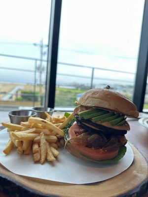Chipotle burger, frites, ketchup et mayonnaise végane   at Avec in Jeju