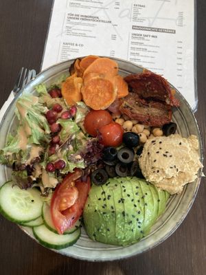 Vegetarische Foodbowl in vegan ohne Feta 😍 sehr sehr lecker   at Xafé im KAP1 in Dusseldorf