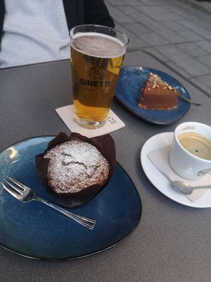 Gâteau au chocolat et muffin à la pomme at Le Jardin Suspendu in Metz