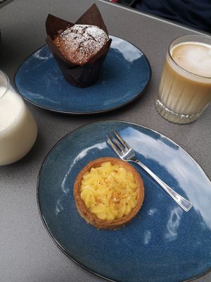 Tartelette citron et muffin aux pépites + un latte et un maca au lait d'avoine at Le Jardin Suspendu in Metz