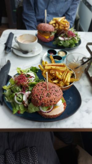 Burger végétalien avec du faux mage at Le Jardin Suspendu in Metz