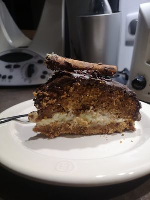 À emporter sur la route. Carrot cake démentiel 🥕 at Le Jardin Suspendu in Metz