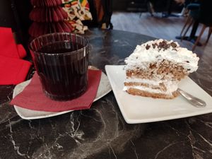 Vin chaud 5€, carrot cake 5€ vegan at Le Jardin Suspendu in Metz