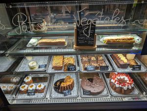 Large choix de pâtisseries végétales at Le Jardin Suspendu in Metz