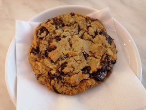 Vegan chocolate chip cookie at Omni - All Around Food in Groningen