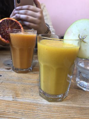 Smoothies 🍎🍊 at Wild Food Cafe in London