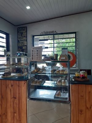 Tortas, sándwiches, almuerzos at Roble Eco Brunch Café in Caacupe