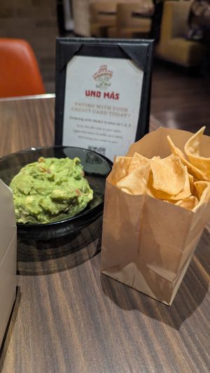 Guac and chips at Uno Mas Street Tacos + Spirits in Las Vegas