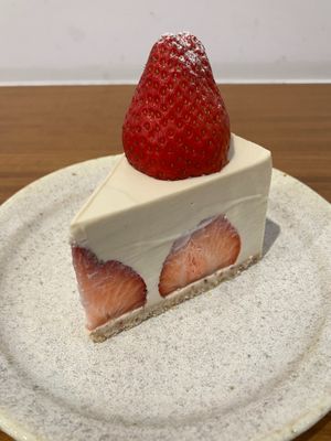 Strawberry raw cheesecake at Islander Cafe 嶼人咖啡 in Taipei