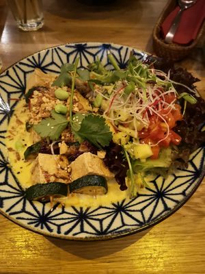 E2 Mango Curry mit Tofu Spießen at Maison Tom in Karlsruhe