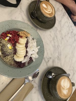 Acai Bowl und Cappuccino   at Café Mommy & Me in Koege