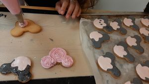 Decorating bespoke biscuits at Lavaysalt in Gran Canaria