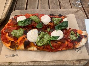 Lekker vegan pesto pizza. Héb extra vegan peperoni erop gedaan! Lekker pizza, kaas is meer zoals bechamelsaus / vegan sour crème. Toch wel lekker pizza 4⭐️  at Pizzeria Piccola in Ljubljana