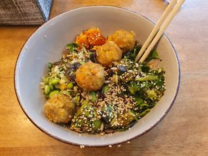 Tiki Falafel bowl at Tiki Poke Bowl in Hamburg