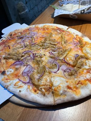 Veganized country pizza at VegeDub in Dubrovnik