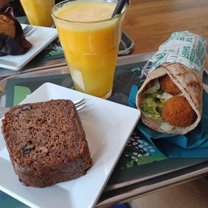 Bananenbrood, jus en een Dutch flatbread (broodje met plantaardige kroket) at The Shift  in Den Bosch