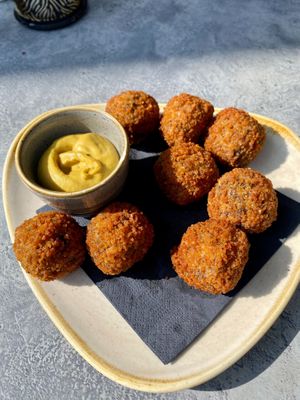 Vegetarian bitterballen. Ask staff if they are vegan, they were for my friend and she isn’t vegan so didn’t ask. at De Beren in Dordrecht